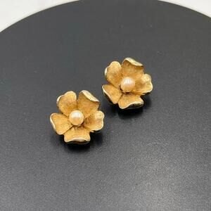 Coro Signed Vintage Gold-tone Flower Faux Creamy Pearl Center Clip On Earrings